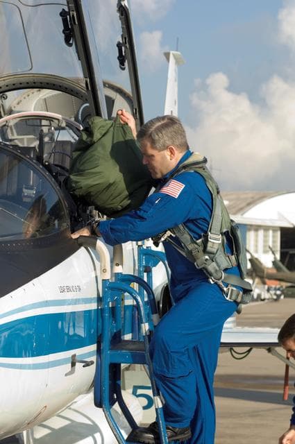 NASA image: STS-122 crew prep for T-38
