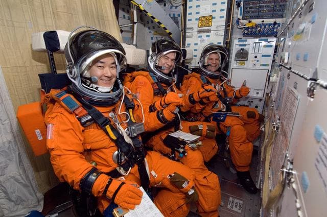 NASA image: STS-120 Crew Training, Bldg. 9NW, FFT Mockup