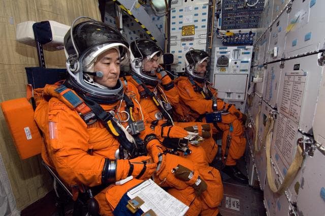 NASA image: STS-120 Crew Training, Bldg. 9NW, FFT Mockup