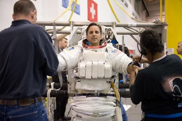 NASA image: STS-119 NBL EVA3 Training