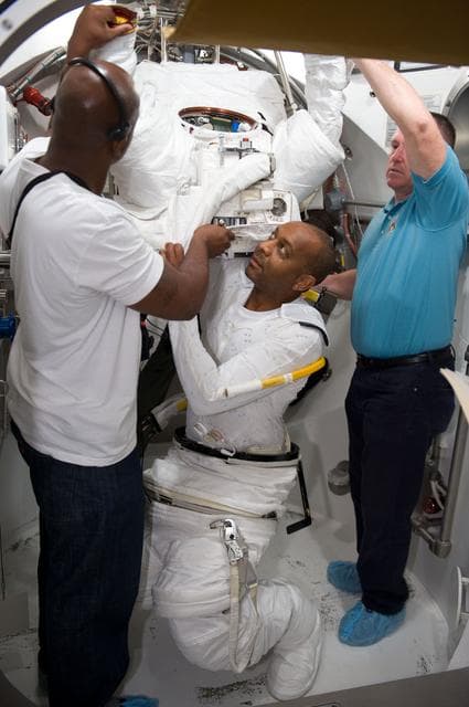 NASA image: SSATA Crew Training and EMU Verification for STS-129 crew member Robert Satcher 