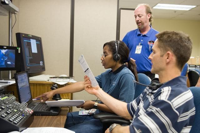 NASA image: STS-131 crew during VR Lab MSS/EVAB SUPT3 Team 91016 training 
