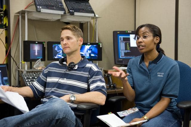 NASA image: STS-131 crew during VR Lab MSS/EVAB SUPT3 Team 91016 training 