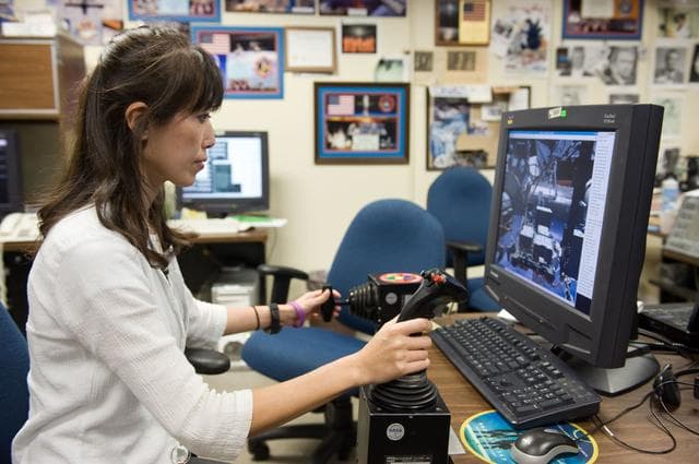NASA image: STS-131 crew during VR Lab MSS/EVAB SUPT3 Team 91016 training 