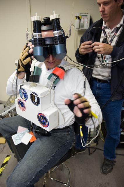 NASA image: STS-131 crew during VR Lab MSS/EVAB SUPT3 Team 91016 training 