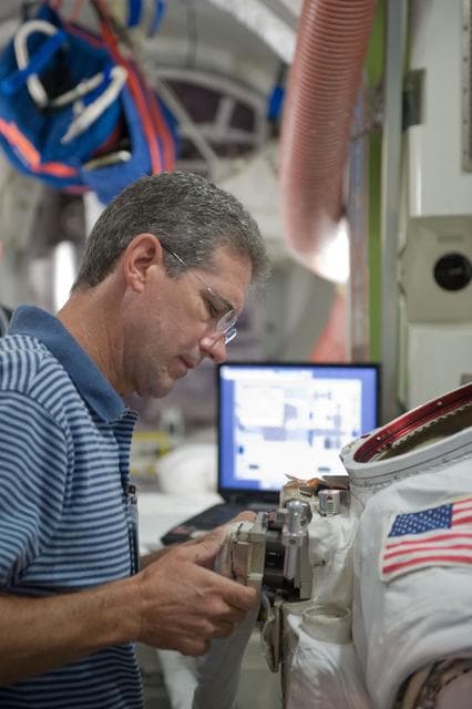 NASA image: STS-132 crew during SSMTF ISS EVA P/P training with instructor Megan Murphey 