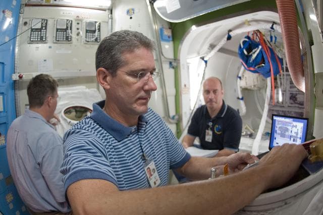 NASA image: STS-132 crew during SSMTF ISS EVA P/P training with instructor Megan Murphey 