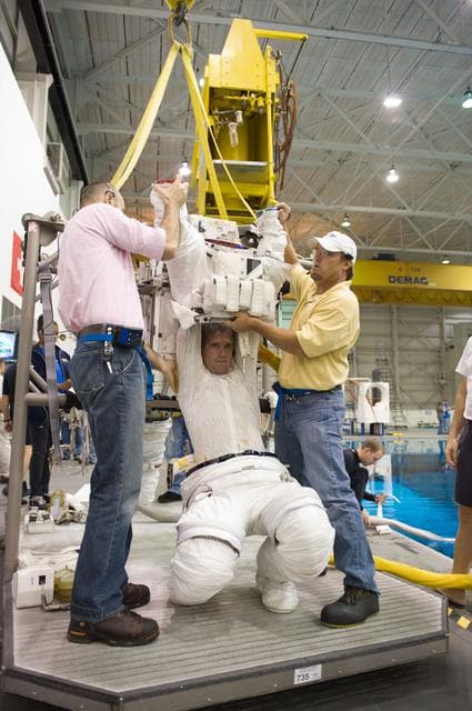 NASA image: STS-132 Preflight Training - Dive with Garret Reisman, Mike Goode and Stephen Bowen 