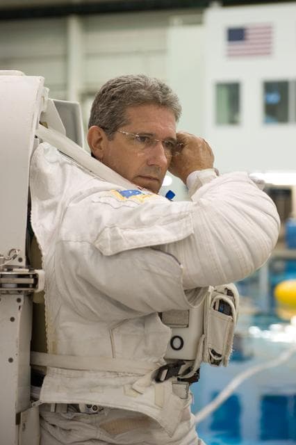 NASA image: STS-132 Preflight Training - Dive with Garret Reisman, Mike Goode and Stephen Bowen 