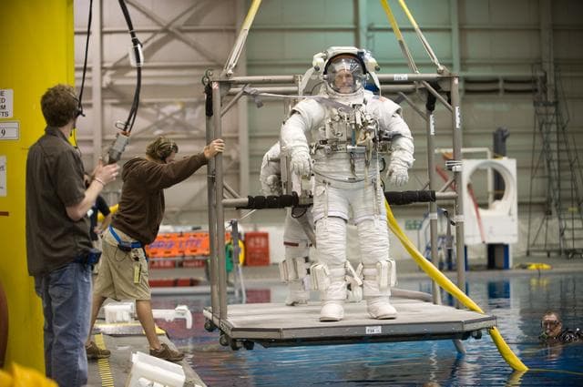 NASA image: STS-132 Preflight Training - Dive with Garret Reisman, Mike Goode and Stephen Bowen 