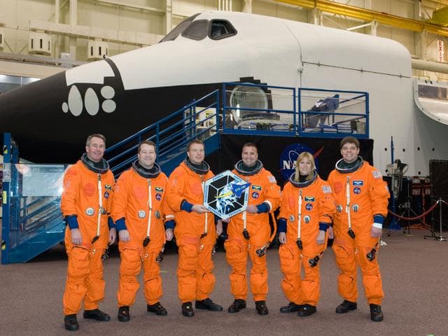 NASA image: STS-130 crew with training teams & ASC/CAP/DES 91020 training in CCT-II 
