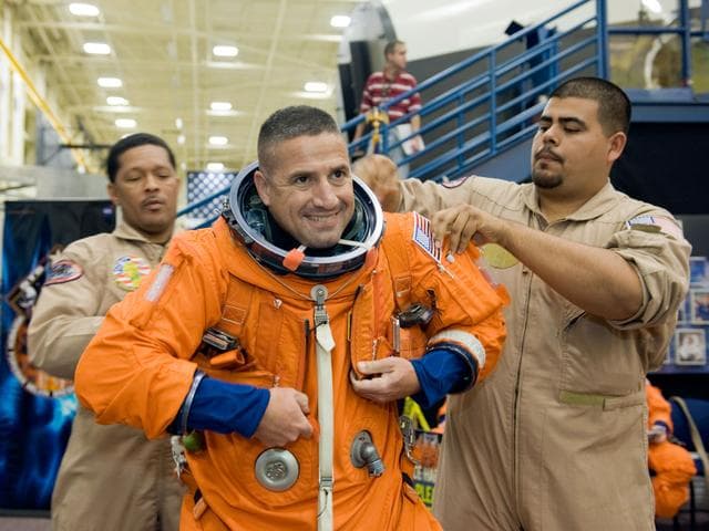 NASA image: STS-130 crew with training teams & ASC/CAP/DES 91020 training in CCT-II 