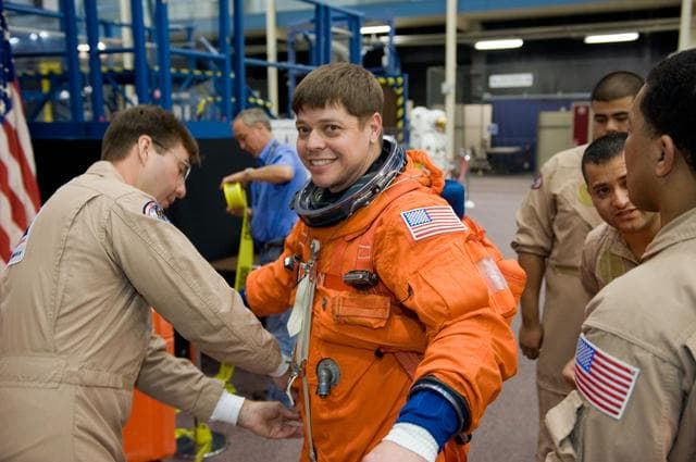 NASA image: STS-130 crew with training teams & ASC/CAP/DES 91020 training in CCT-II 