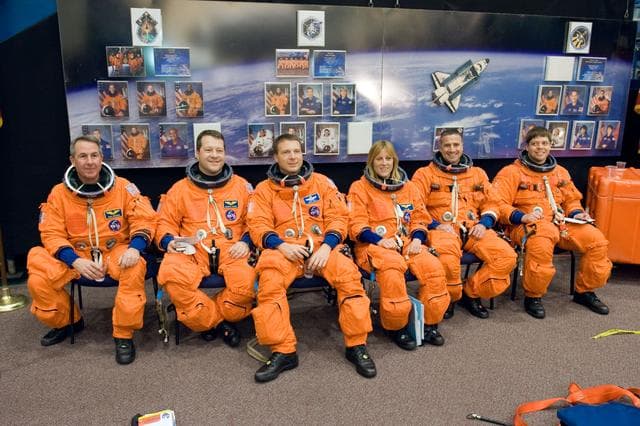 NASA image: STS-130 crew with training teams & ASC/CAP/DES 91020 training in CCT-II 