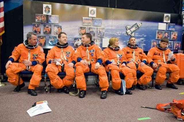 NASA image: STS-130 crew with training teams & ASC/CAP/DES 91020 training in CCT-II 