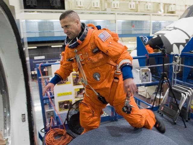 NASA image: STS-130 crew with training teams & ASC/CAP/DES 91020 training in CCT-II 