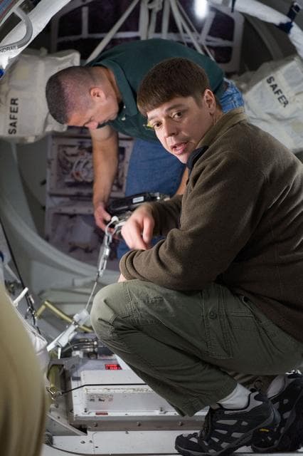 NASA image: STS-130 crew training during their ISS EVA P/P 33105 training in the SSMTF 