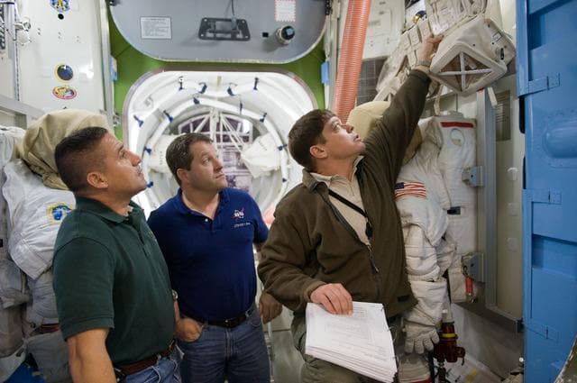 NASA image: STS-130 crew training during their ISS EVA P/P 33105 training in the SSMTF 