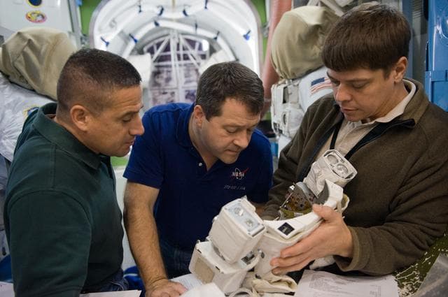 NASA image: STS-130 crew training during their ISS EVA P/P 33105 training in the SSMTF 