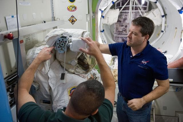 NASA image: STS-130 crew training during their ISS EVA P/P 33105 training in the SSMTF 
