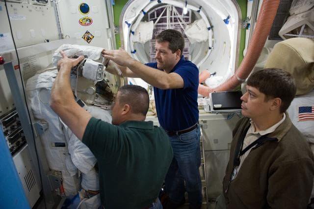 NASA image: STS-130 crew training during their ISS EVA P/P 33105 training in the SSMTF 