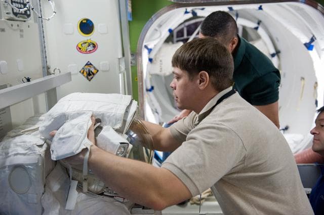 NASA image: STS-130 crew training during their ISS EVA P/P 33105 training in the SSMTF 