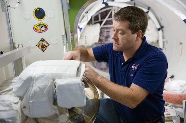 NASA image: STS-130 crew training during their ISS EVA P/P 33105 training in the SSMTF 