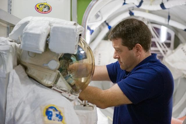 NASA image: STS-130 crew training during their ISS EVA P/P 33105 training in the SSMTF 
