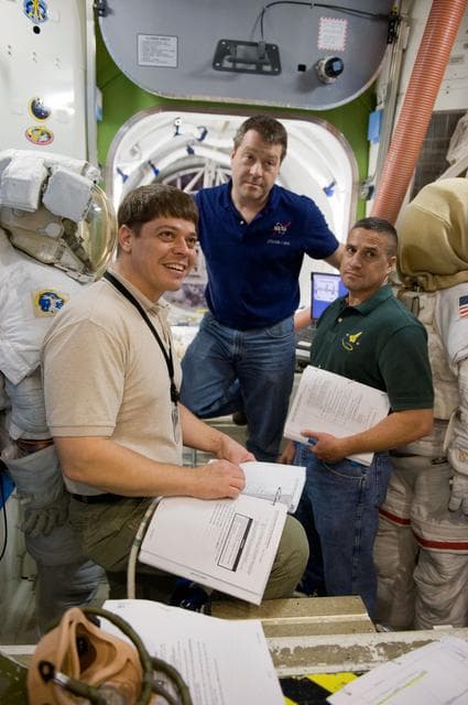 NASA image: STS-130 crew training during their ISS EVA P/P 33105 training in the SSMTF 