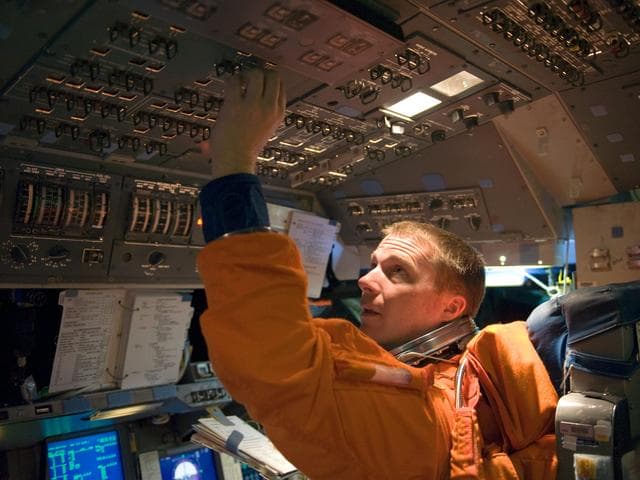 NASA image: STS-130 crew during GNW PO INS OPS training in building 35