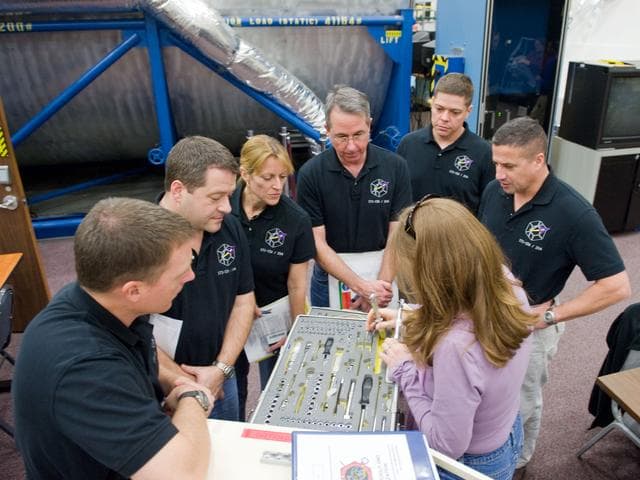 NASA image: STS-130 crew during SSMTF COR/ASSY PROC training in building 9NW. 