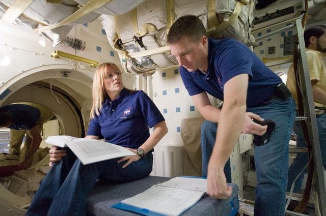 NASA image: STS-130 crew during SSMTF IN/EG TIMELINE training in building 9NW 