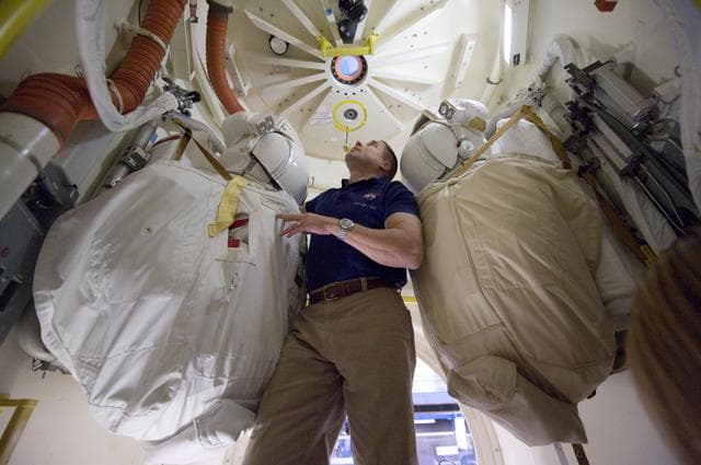 NASA image: STS-130 crew during SSMTF IN/EG TIMELINE training in building 9NW 