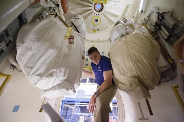 NASA image: STS-130 crew during SSMTF IN/EG TIMELINE training in building 9NW 