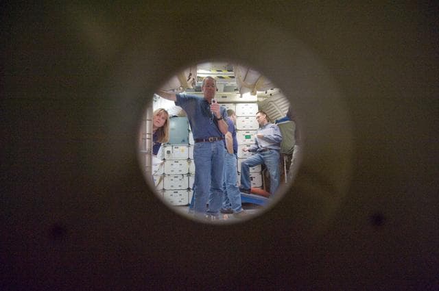 NASA image: STS-130 crew during SSMTF IN/EG TIMELINE training in building 9NW 