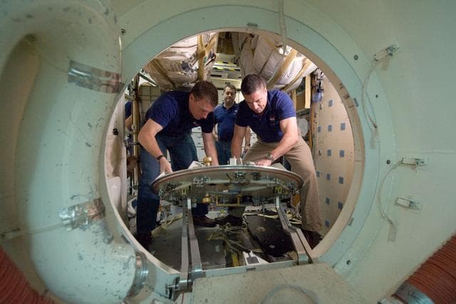 NASA image: STS-130 crew during SSMTF IN/EG TIMELINE training in building 9NW 