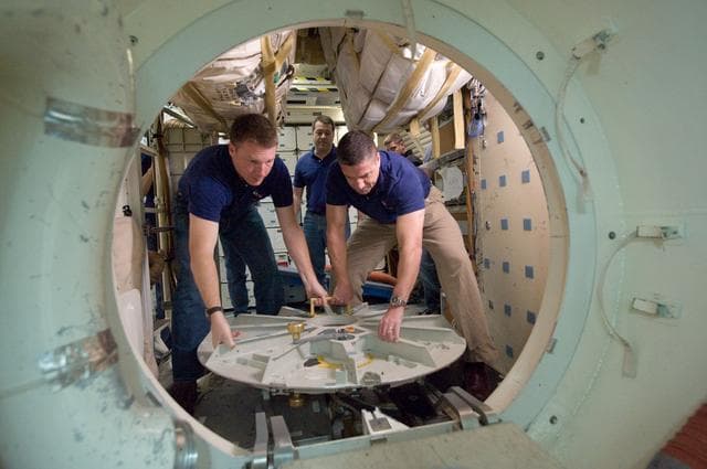 NASA image: STS-130 crew during SSMTF IN/EG TIMELINE training in building 9NW 