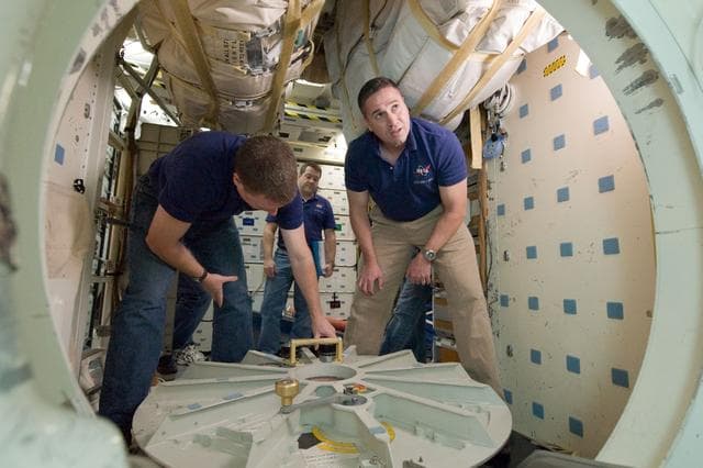 NASA image: STS-130 crew during SSMTF IN/EG TIMELINE training in building 9NW 