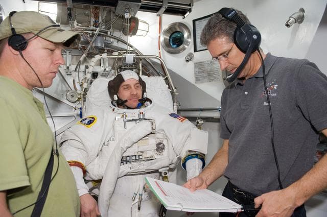NASA image: STB-SS-1910 / 08 / 07  STS-132 SSATA Crew Training - Crew Member: Garrett Reisman 