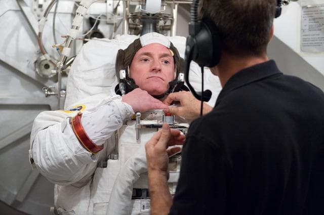 NASA image: STB-ST-0904  INC-25 SSATA Crew Training - CM S. Kelly