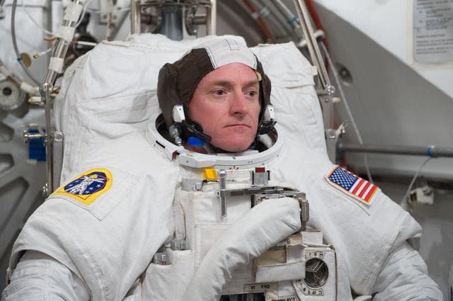 NASA image: STB-ST-0904  INC-25 SSATA Crew Training - CM S. Kelly