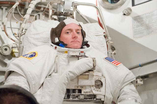 NASA image: STB-ST-0904  INC-25 SSATA Crew Training - CM S. Kelly