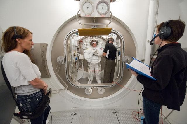 NASA image: STB-ST-0904  INC-25 SSATA Crew Training - CM S. Kelly