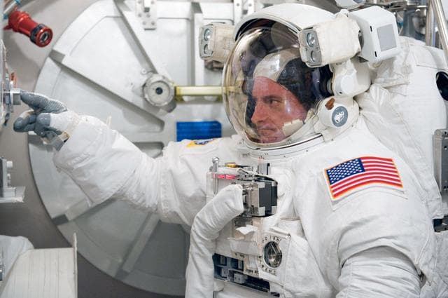 NASA image: STB-ST-0904  INC-25 SSATA Crew Training - CM S. Kelly