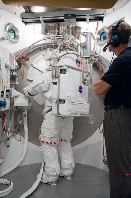 NASA image: STB-ST-0904  INC-25 SSATA Crew Training - CM S. Kelly