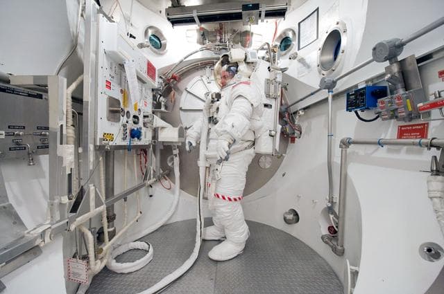 NASA image: STB-ST-0904  INC-25 SSATA Crew Training - CM S. Kelly