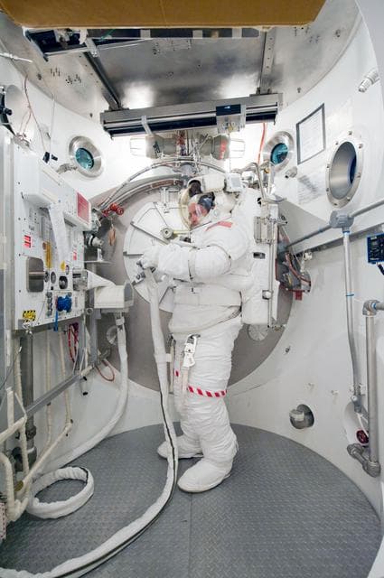 NASA image: STB-ST-0904  INC-25 SSATA Crew Training - CM S. Kelly
