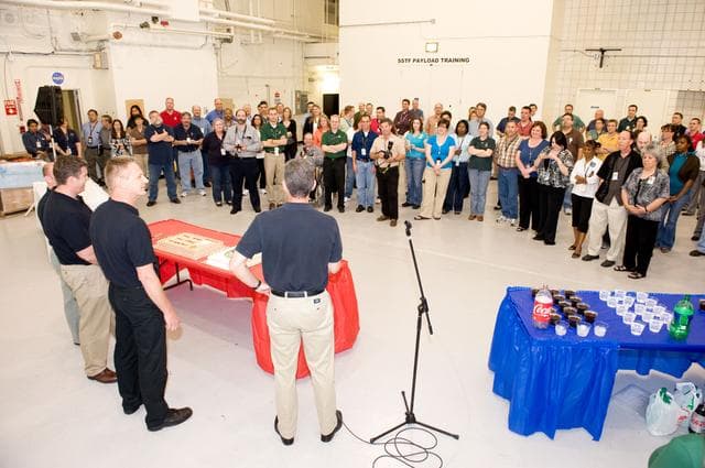 NASA image: STS-132 cake cutting ceremony