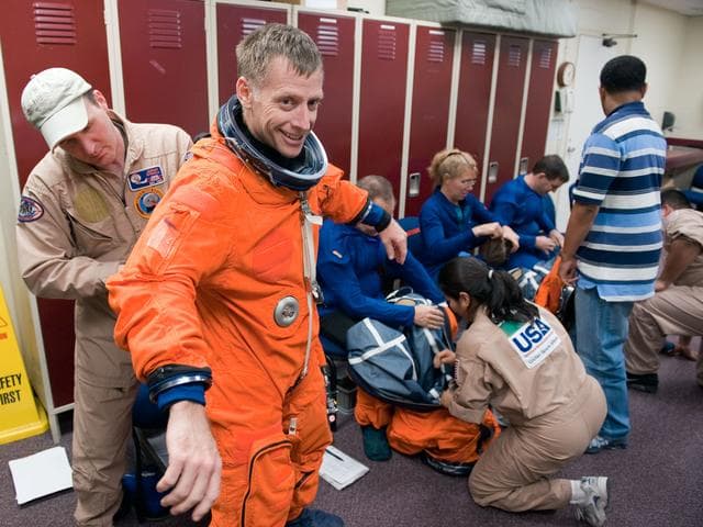 NASA image: STS-135 crew and training team during ASC/CAP/DES