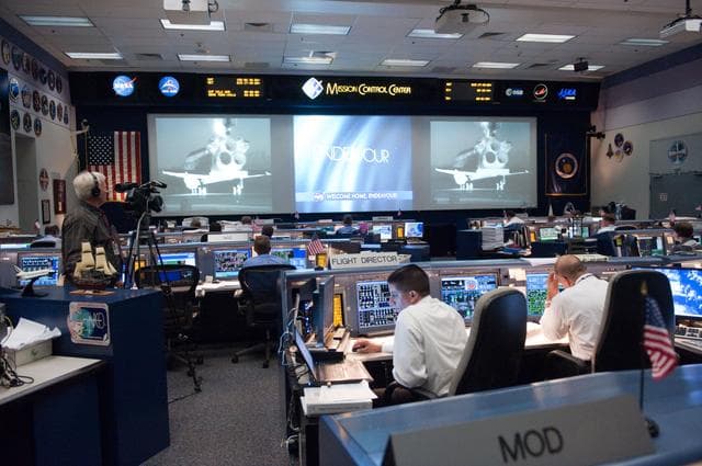 NASA image: STS-134 Flight Controllers on Console - Landing